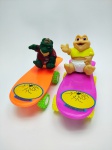 2 Brinquedos sendo Baby e Dino da Família Dinossauro no Skate anos 90 sendo de Plástico e Borracha - Fricção, funcionando, medindo aprox, 15x11 cm