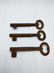 3 Antigas chaves feitas em ferro, cada medindo 11,5 cm, com desgaste do tempo