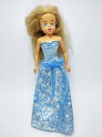 Estrela - Boneca Susi com seu Vestido Azul manufatura Estrela, medindo 30 cm de altura, faltando sapato