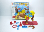 Brinquedo Buckaroo manufatura MB Games em sua caixa, seu rabo sem o encaixe, vendido no estado