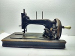 Máquina de Costura a manivela com base em madeira, item com desgaste, vendido no estado