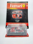 Miniatura sendo Ferrari 550 Maranello GT edição Nº38 em sua caixa de acrílico lacrada, acompanha Fascículo, escala 1/43