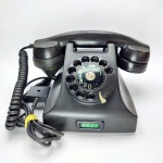 Antigo Telefone de Baquelite na tonalidade preta, conservado - Industria Brasileira, vendido no estado pois não foram efetuados testes de funcionamento.