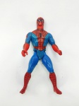 Boneco Homem Aranha da década de 80 da coleção Guerra Secreta, medindo 11 cm de altura