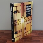 Livro de arte - Livro Frank Lloyd Wright Uma excelente publicação exibindo as criações Art Déco de Frank Lloyd Wright, com ênfase no design de vitrais.