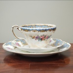 Xícara de coleção para chá, com prato de bolo, de porcelana inglesa.
