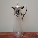 Decanter para vinho, de metal espessurado a prata e cristal translúcido e lapidado, da manufatura WMF, Alemanha c.1900. Medida aproximada: 36 cm de altura.