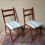 Par de cadeiras VINTAGE,  de madeira nobre, assento em tecido. Medidas aproximadas: 45 cm x 55 cm x 88 cm de altura.