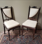 Par de cadeiras, de madeira nobre (necessita lustração) com encosto e almofada de assento de tecido e assento fixo de palhinha (no estado). Medidas aproximadas:  44 cm x 44 cm x 93 cm de altura.