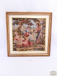 GOBELIN - Pequena tapeçaria em Gobelin ,  possivelmente francesa,  retrando cenas romanticas  moldura em madeira dourada. Medida 30,5X30,5 cm.