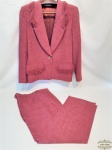 Conjunto 2 peças femininas, blazer e calça, alta costura, - Ma Cristina Castellões. Tecido misto.Medida  altura blazer 58,5 cm.
