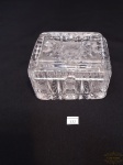 Caixa porta cigarro com tampa forma de cinzeiro em cristal  Europeu . Medida 11,5X9 cm, 7,5 cm de altura.