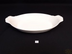 Travessa refraratia oval porcelana branca Francesa Pillivuyt .Medida 37 cm comprimento, 20 cm largura.