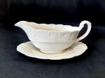 Molheira com presentua em porcelana branca inglesa Royal Cauldm. Medida 20 cm diâmetro, 8 cm altura.