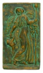 Monograma não identificado. MÉNADE DANÇARINA. Baixo-relevo confeccionado em cimento, cinzelado e patinado, representando cena da mitologia grega. Assinado com o monograma PR. Trata-se de uma interpretação do relevo grego conhecido por As Ménades Dançarinas, atribuído a Kallimachos (circa 425-400 AC), hoje no Metropolitan Museum of Art de Nova York. h = 37; b = 21; p = 3 cm.