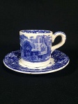 xícara e pires de chá da inglesa George Jones & Sons Abbey 1790 marca utilizada de 1901 a 1921 medindo a xícara 8A x 8 de diâmetro e pires 16 de diâmetro.