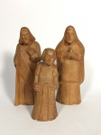 trio escultórico da Sagrada Família em madeira esculpida por Elosman tendo São José e Santa Maria 15A e Menino Jesus 11A.