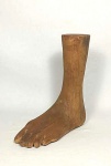 ex-voto de perna e pé esquerdos em madeira medindo 26A x 27C.