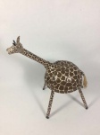 girafa em lata do artesão pernambucano Paulo Carneiro tendo 33A x 28C x 14L.
