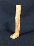 ex voto de perna direita em madeira medindo 27,5A x 8C no pé e 4 de diâmetro na perna.