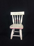 cadeira miniatura de boneca em madeira medindo 36A x 18 no assento.