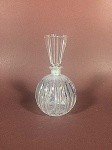 perfumeiro redondo em cristal com tampa medindo 16A x 9 de diâmetro.