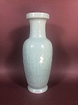 vaso em porcelana chinesa céladon medindo 31A x 13 de diâmetro.