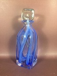 garrafa quadrada em cristal de Murano bicolor em azul com tampa medindo 32A x 10L.