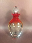 garrafa redonda em cristal de Murano bicolor em vermelho com tampa medindo 31A x 14 de diâmetro.