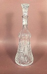 fina licoreira em cristal lapidado com tampa medindo 34A x 11 de diâmetro.