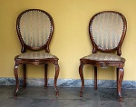 2 cadeiras medalhão estofadas medindo 100 A x 50 no assento cada.