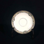prato de porcelana da Théodore Haviland, de Limoges, a mais influente manufatura de porcelana exportada para a América por volta de 1860, tem 15 cm de diâmetro. Código Schleiger 345.