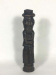 figura de caboclo esculpida em madeira com chapéu medindo 31A x 7 de diâmetro.