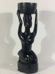 escultura de mulher negra com cesto em ébano medindo 46A x 18 X 13.