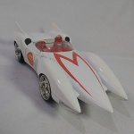 Mach 5 Speed Racer fabricado pela Jada - Carrinho miniatura diecast na escala 1/24 - Abre portas e as rodas giram livremente. Os pneus são de borracha