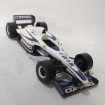 Carrinho miniatura diecast na escala 1/24 da BMW Williams 2000 Ralf Schumacher fabricado pela Hot Wheels. O volante acompanha o movimento das rodas. Mede aprox. 20cm de comprimento