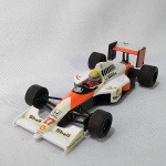 Carrinho miniatura diecast na escala 1/43 da McLaren Mp4/5b do piloto Ayrton Senna da fórmula 1 - Fabricado pela Onyx em portugal. As rodas giram livremente. Mede aproximadamente 10cm de comprimento.