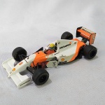Carrinho miniatura diecast na escala 1/43 da McLaren Mp4/8 do piloto Ayrton Senna da fórmula 1 - Fabricado pela Onyx em portugal. As rodas giram livremente. Mede aproximadamente 10cm de comprimento.