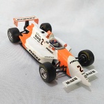 Carrinho miniatura diecast na escala 1/43 da Penske 94 do piloto Emerson Fittipaldi da fórmula indy - Fabricado pela Onyx em portugal. As rodas giram livremente. Mede aproximadamente 11cm de comprimento.