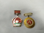 MILITARIA - Lote com 02 Distintivos Soviéticos. 24