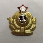 27. Militaria. Belíssimo Distintivo de cap da Marinha Soviética. Detalhe no topo de estrela esmaltada vermelha com foice e martelo. Produzido entre 1971-1991, traz a marca do fabricante no verso. 