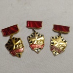 36. (3) Medalhas da URSS com a Estrela Comunista concedida a heróis da Segunda Guerra Mundial. Medem 2,5 x 5 cm 