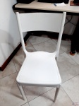 Cadeira em plástico duro da Tramontina. Medindo 37cm x 35cm o assento x 87cm de altura.