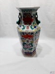 Vaso floreira em porcelana oriental ricamente decorada. Medindo 38,5cm de altura.