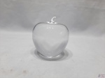 Peso de papel na forma de maçã em vidro incolor. Medindo 8,5cm de altura.