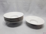 Jogo de 6 pratos para massas em porcelana branca. Medindo 20cm de diâmetro x 5,5cm de altura.