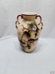 Vaso floreira em cerâmica Petropolis com pintura de aves. Medindo 31cm de altura. Com leve fio de cabelo nas alças.