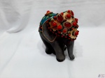 Enfeite de elefante em cerâmica decorado com pedras. Medindo 21cm de altura.