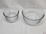 Jogo de 2 bowls em vidro temperado Pyrex. Medindo o maior 23cm de diâmetro x 11,5cm de altura e o menor 16,5cm de diâmetro x 11cm de altura.