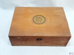 Caixa retangular em madeira da antiga Confeitaria Colombo. Medindo 37cm x 28cm x 12cm de altura. A caixa necessita de reparos.